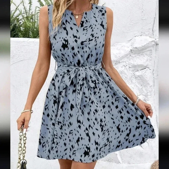 Women Sleeveless Casual Button Up Sundress With Notched V-Neck And Prints - Picture 4 of 5